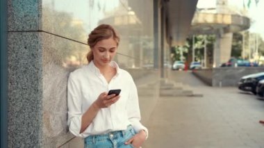 İş Kadını Başarılı Kadın İş Adamı Açık Hava Yaslanan Omuzlar Wall Corporate Binası 