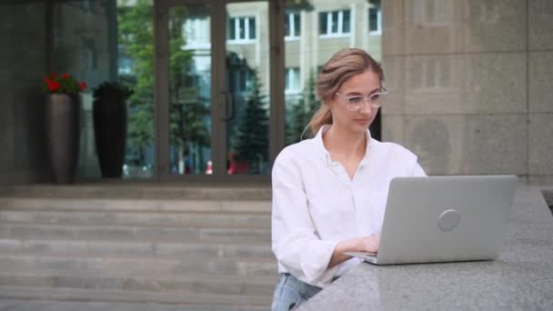 Bizneswoman Kobieta sukcesu Business Person Okulary Użyj Laptop Outdoor Corporate Building na zewnątrz. Pensive Caucasian Pewność Professional Business Woman Średniowiecze — Wideo stockowe