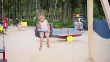 Küçük Kız Oturan Sallanan Oyun Bahçesi Yaz Günü Parkı