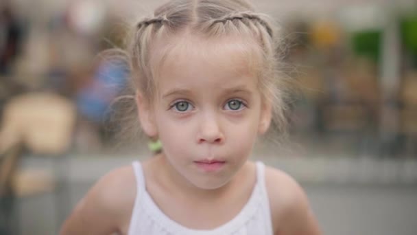 Niña mirando cámara de cerca retrato al aire libre — Vídeo de stock