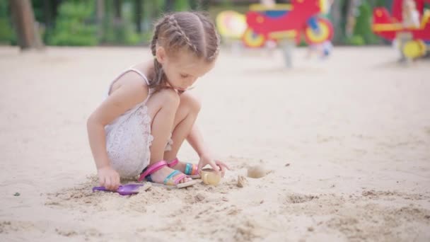小女孩玩沙坑游乐场挖掘沙坑建筑物沙坑夏日 — 图库视频影像