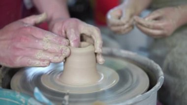 Potter Pottery Little Girl 'e ders veriyor. 