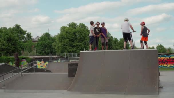 Charkov, Ukrajina Květen 2021 Mladí lidé brusle brusle a skútry Aktivní volný čas v skateboard parku. Zdravý životní styl — Stock video