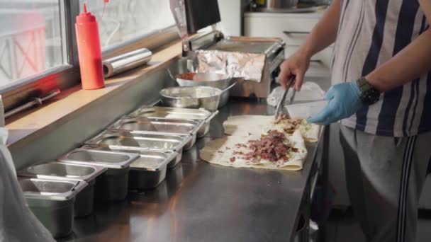 Концепция быстрого питания Шеф-повар готовит шашлык из Питы Донер — стоковое видео