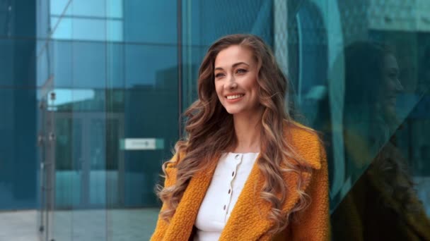 Business woman dressed yellow coat standing outdoors corporative building background — Stock Video