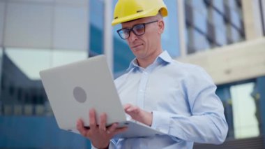 İş, Mimar Laptop 'u Dışarıdaki Ofis Binası Arkaplanı Kullanıyor