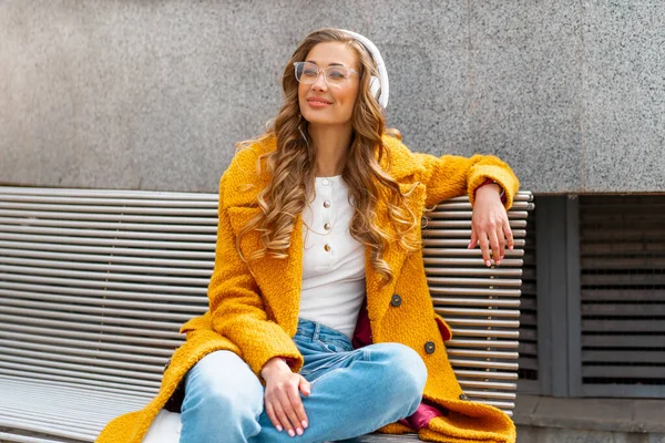 Donna Occhiali Ascolta Musica Cuffia Outdoor Sitting Bench Outdoor Dressed — Foto Stock