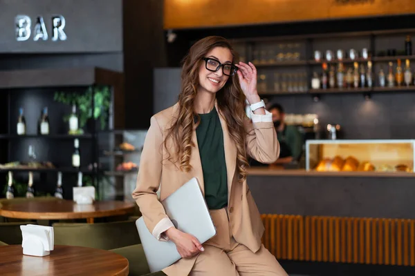 Empresa Mujer Restaurante Propietario Con Portátil Las Manos Vestido Elegante — Foto de Stock