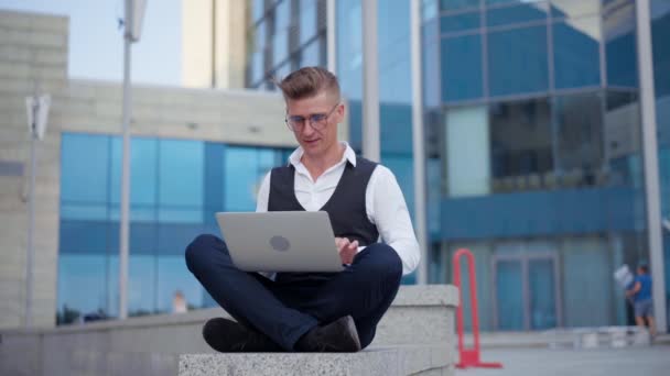 Företag, Affärsman Nöjd När avslutade projektarbete och meditera Lotus position Downtown Office Building Bakgrund — Stockvideo