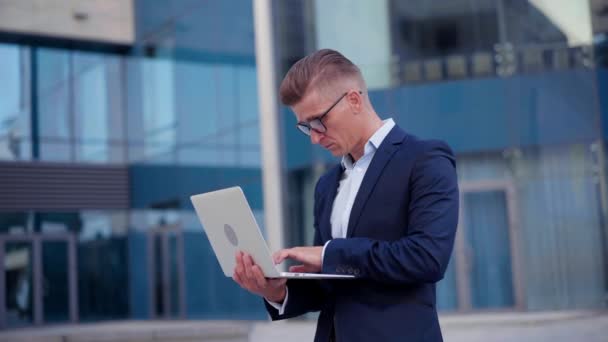 Les affaires. Homme d'affaires utilisant ordinateur portable en plein air — Video