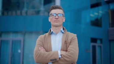 İş için. İşadamı Standing City Sokağı Ofis Binası 