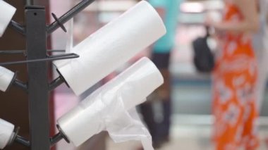 Bedava naylon poşetlerle raflar süpermarkette selofan paketi sarar.