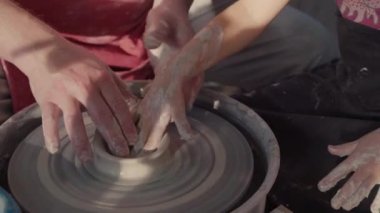 Potter Pottery Little Girl 'e ders veriyor. 