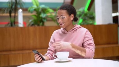 Vitiligo pigmentasyon derisi sorunu olan siyahi Afro-Afrikalı bir kadın.