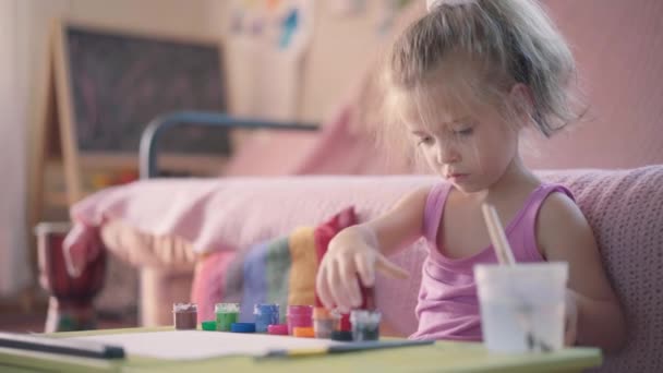 Menina desenho com pintura escova sentado chão casa quarto criança desenho água cor — Vídeo de Stock