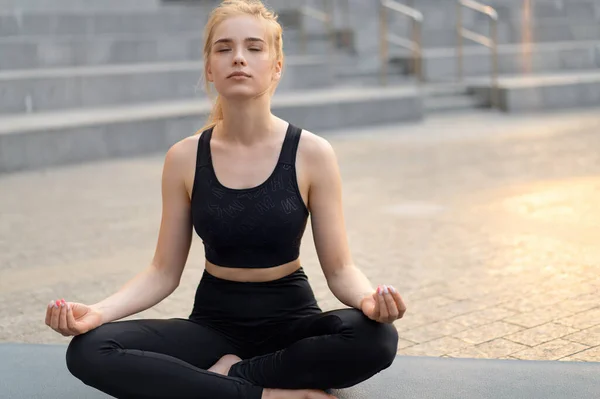 Yoga Meditation Modern City Caucasian Woman Relax Lotus Position Sitting — Stock Photo, Image