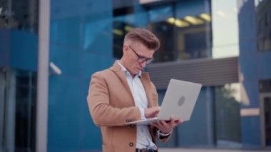 İş dünyası, İşadamı Laptop Kullanımı Başarısını Kutluyor Heyecanlı Kafkasyalı Erkek İş Adamı Çevrimiçi Kumarhaneyi Kazandı