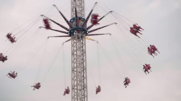 Flyg Swing Carousel Nöjespark ride Folk har kul när de svänger högt kedjad karusell i nöjesparken. — Stockvideo