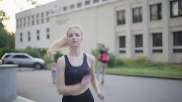 Sport och fitness. Passform kvinna kör City Street sommar solig morgon kaukasisk atletisk kvinna jogging utomhus Cardio träning aktiv hälsosam livsstil — Stockvideo