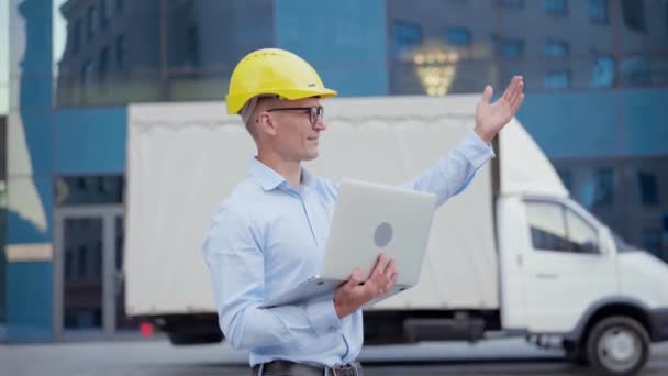 Negocios. Ingeniero trabajador casco protector uso ordenador portátil Controles Proceso de trabajo Inspector Supervisor Amarillo duro sombrero gafas empresa de transporte — Vídeo de stock