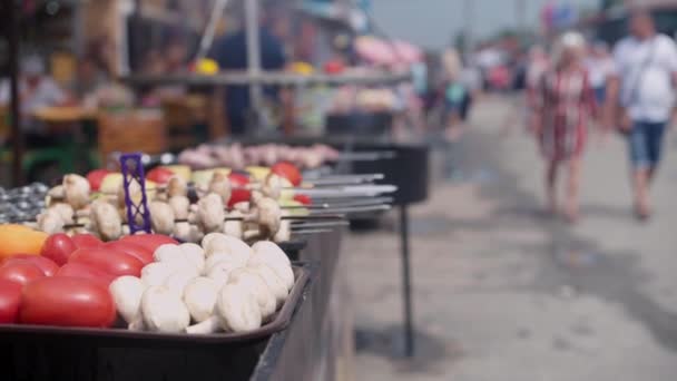 Concepto de comida callejera Verduras y Kebab en la parrilla — Vídeos de Stock