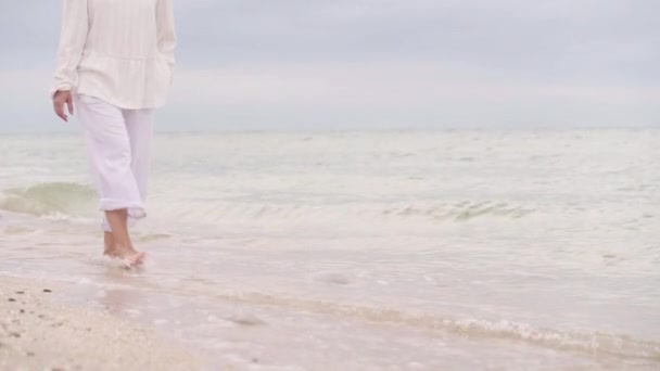 Descalza sola mujer caminando sobre arena mar playa — Vídeos de Stock
