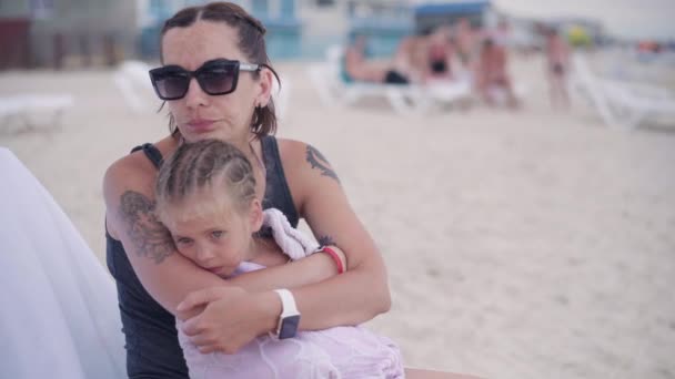 Mãe abraçando aquece pequena filha limpa toalha praia ao ar livre dia ensolarado de perto — Vídeo de Stock