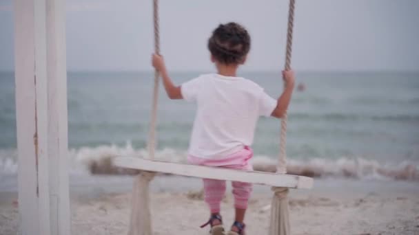 Kind Schaukel allein Meer Strand Abendzeit Schöner Ort Romantische Stimmung Rückansicht — Stockvideo