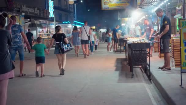 Kirilovka, Oekraïne augustus 2021 Straat Food Concept Nachtleven Groenten en Kebab On Grill — Stockvideo