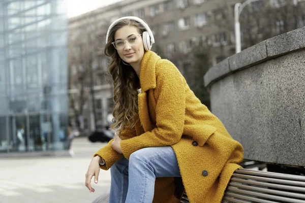Kadın Gözlüğü Dinle Müzik Kulaklığı Dışarıda Bankta Oturan Açık Hava — Stok fotoğraf