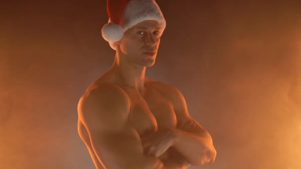 Boże Narodzenie człowiek Mikołaj kapelusz nagi tułów wskazując na głowę z jednym palcem, świetny pomysł lub myśl, dobra pamięć — Wideo stockowe