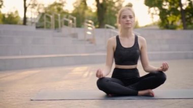 Modern Şehir Kafkasyalı Kadın Yoga ve Meditasyon Nilüfer Pozisyonunu Rahatlat Yoga Mat Oturan Beton Parkında Yaz Parkı