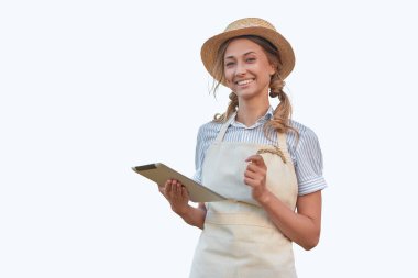 Dijital tabletli önlüklü kadın izole edilmiş beyaz arkaplan tarımsal Kafkasyalı orta yaşlı kadın işyeri sahibi mutlu bir kişi konsept web afişi reklamını yapma zamanı