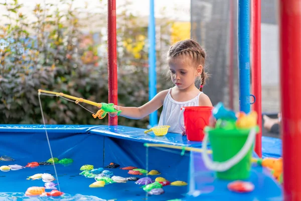 Pêcheur Enfant Attrapant Poisson Jouet Plastique Sur Parc Attractions Piscine — Photo