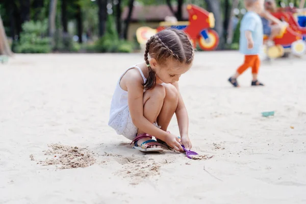 Kleines Mädchen Spielt Sandkastenspielplatz Baggern Sandschaufel Bau Sandfigur Sommertag Kaukasische — Stockfoto