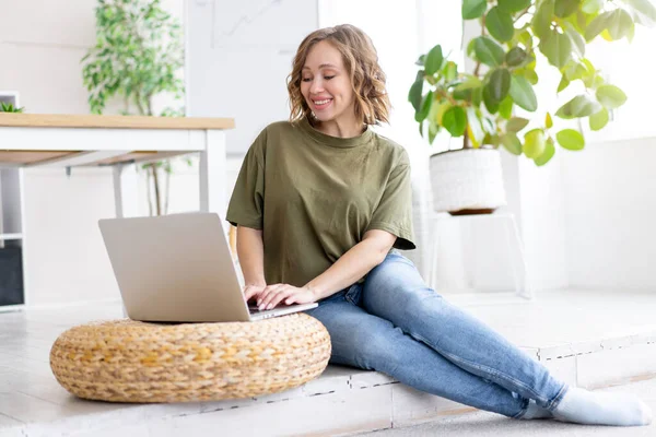 Kadın Evde Otururken Dizüstü Bilgisayar Kullanıyor Evden Mesafelere Çalışan Serbest — Stok fotoğraf