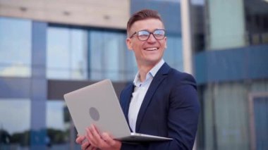 İş için. İşadamı Laptop Kullanıyor