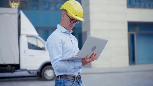 Interesy. Inżynier Pracownik Kask ochronny Korzystanie Kontrole Laptop Proces pracy Inspektor Żółty Kapelusz twardy Szklanki Firma transportowa — Wideo stockowe