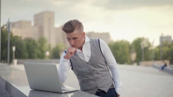 Επιχειρήσεις, Επιχειρηματίας Γιορτάζοντας την επιτυχία χρησιμοποιώντας Laptop Ενθουσιασμένος Καυκάσιος Επιχειρηματίας άνθρωπος κερδίσει σε απευθείας σύνδεση χαρτοπαικτική λέσχη — Αρχείο Βίντεο