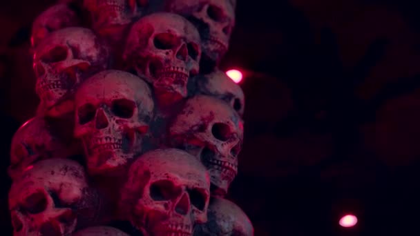 スカルハロウィーンの背景夜の赤い光多くの人が頭蓋骨の上に立っています。神秘的な不気味なコンセプト。要約悪夢のオカルト記念碑 — ストック動画