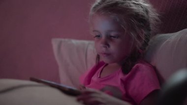 Akıllı Telefon Kullanan Şirin Küçük Kız Portresi. Genç Kadın İnternete Bakıyor, Sosyal Medya İzleme Videosunu Denetliyor