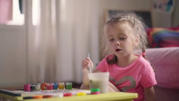 Mała dziewczynka rysunek z pędzlem do siedzenia podłogi Home Room Dziecko Rysunek Kolor wody — Wideo stockowe