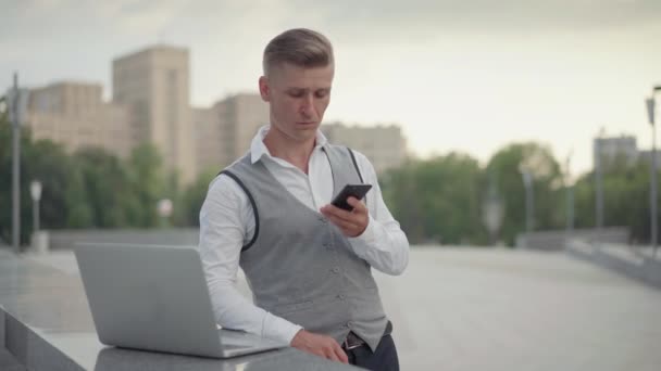 Бизнес, Бизнесмен использовать ноутбук и смартфон на открытом воздухе день лето — стоковое видео