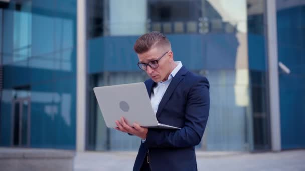 Üzleti, Üzletember Ünnepelje siker Laptop Izgalmas kaukázusi férfi Üzleti személy Nyerj Online Kaszinó — Stock videók