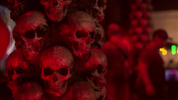 Schedel Halloween Achtergrond Nacht Rood Licht Veel mensen schedels staan op elkaar. Mystiek griezelig concept. Abstracte nachtmerrie occulte gedenkteken — Stockvideo