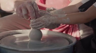 Potter Pottery Little Girl 'e ders veriyor. 