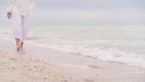 Bosá osamělá žena kráčející po písečné pláži — Stock video