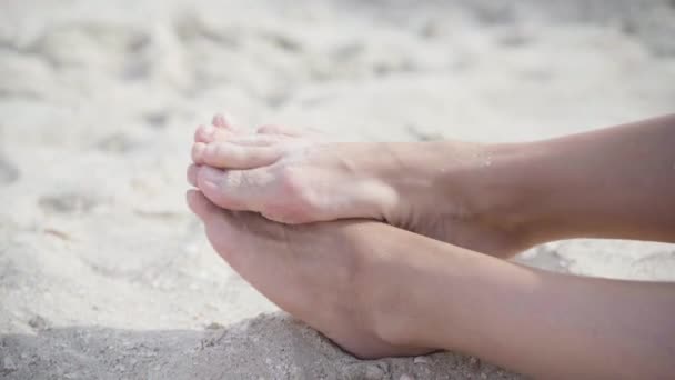 Hallux valgus pada kaki perempuan dekat dengan pasir pantai. Foot cacat bersama. Masalah kesehatan dan obat-obatan pada tubuh manusia — Stok Video