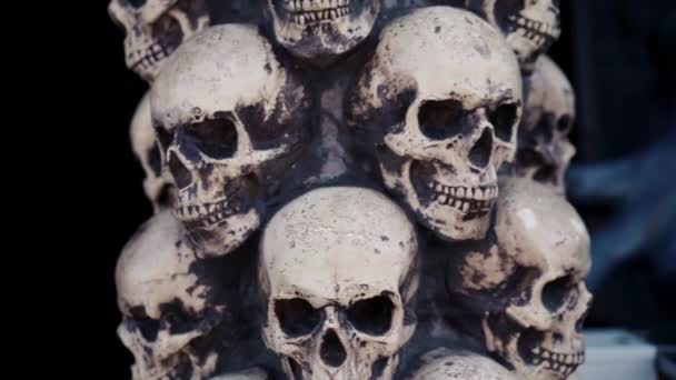 頭蓋骨ハロウィーンの背景多くの人が頭蓋骨の上に立っています。神秘的な不気味なコンセプト。要約悪夢のオカルト記念碑 — ストック動画