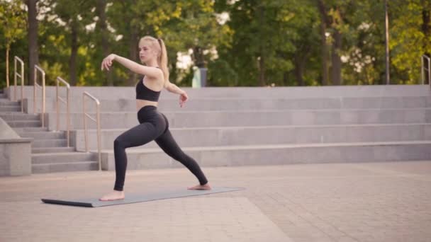 Fitness žena praxe jóga cvičení na Mat Outdoor City Street Sunlight pozadí — Stock video